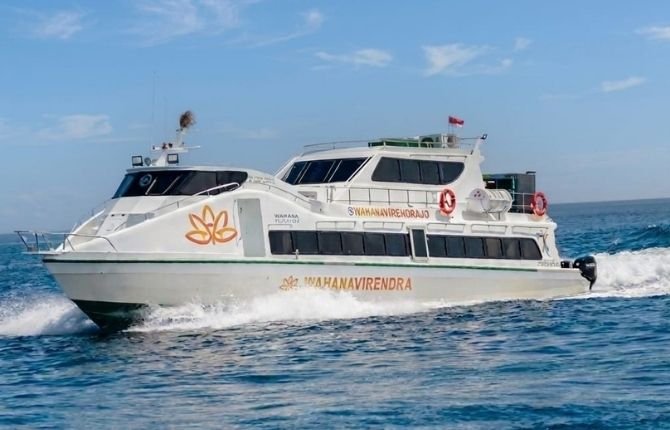Fast boat from Sanur to Nusa Penida for manta ray snorkeling tour Bali